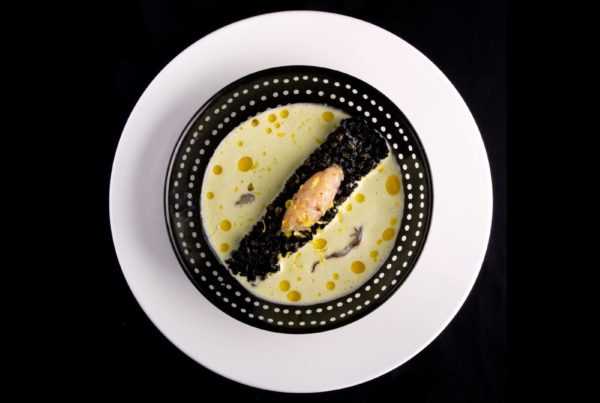 monococco-al-nero-di-seppia-con-gamberi-e-mozzarella-di-bufala